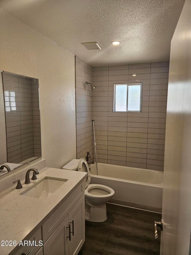 Building Photo - 1325 E Vista Ave