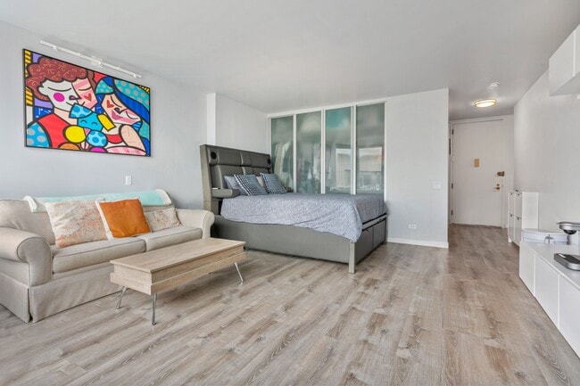 Building Photo - 500 W 43rd St