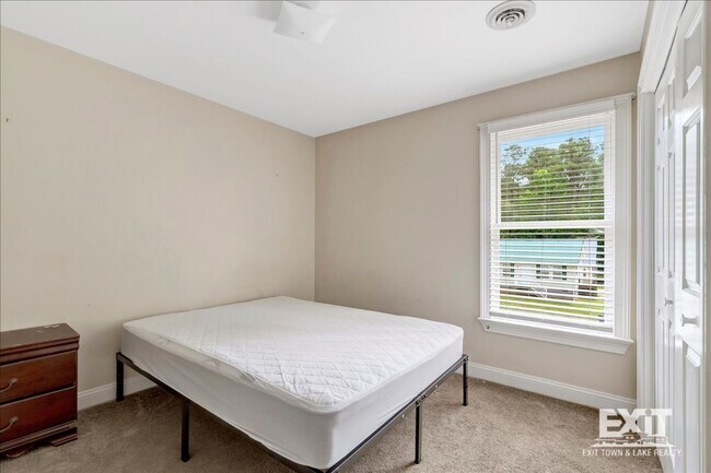 Building Photo - 3 Bedroom/1.5 Bath Duplex Convenient to To...