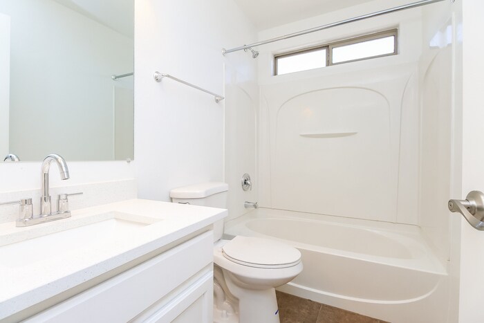 Building Photo - 2328 E Meadow Chase Dr