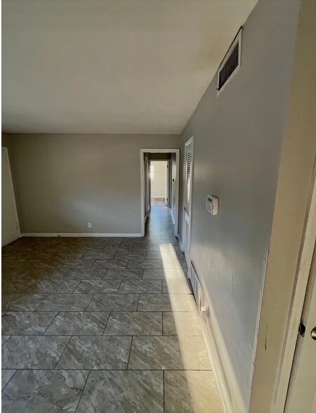 Building Photo - 4970 Gardiner Dr