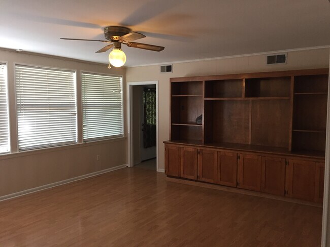 Building Photo - Beautiful Home Near Highland Rd and Kenilworth Subdivision