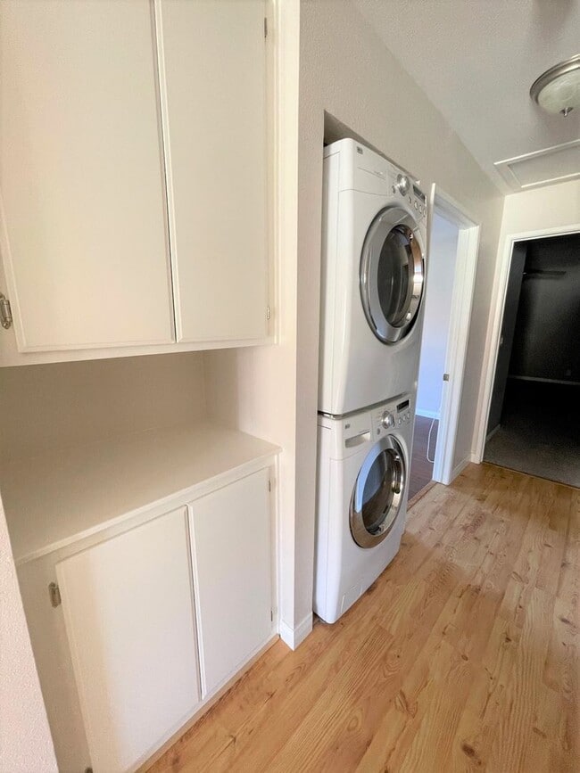 Building Photo - Updated Parkside Condo with Large Deck!