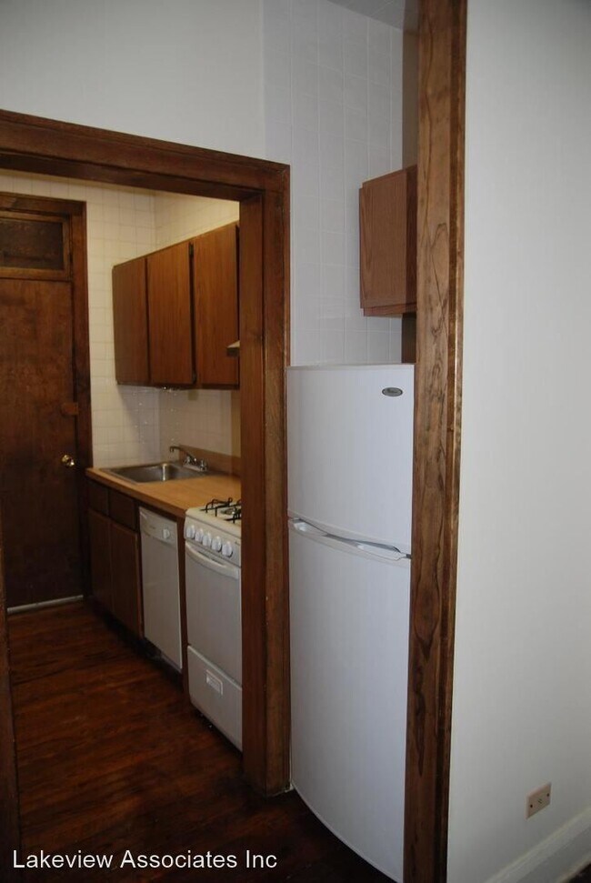 Building Photo - 2339 N Geneva Terrace