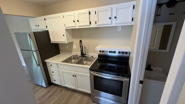 Building Photo - One Bedroom Apt - Long Term Rental - Just Fully Remodeled!