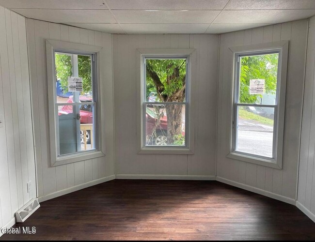 Building Photo - 629 Lang St