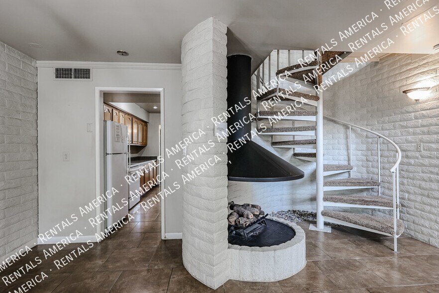 Building Photo - 4820 N Woodmere Fairway