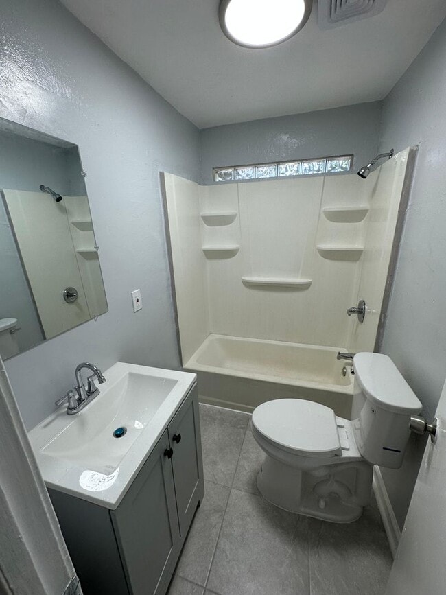 Building Photo - Fully renovated 2/1 single family residenc...