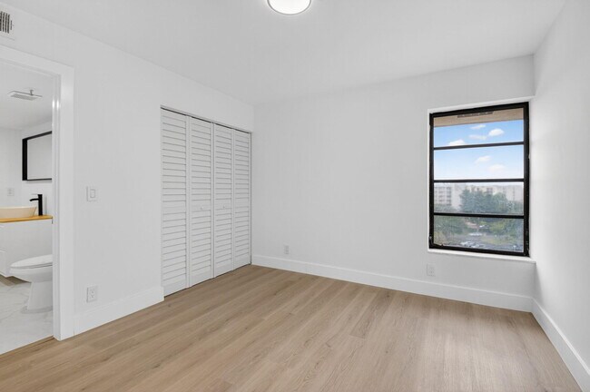 Building Photo - 14475 Strathmore Ln