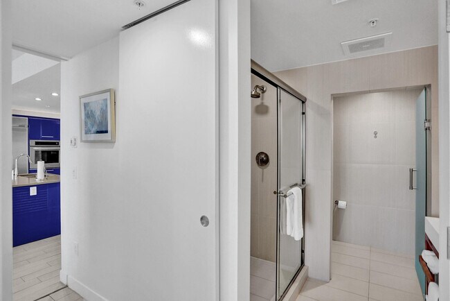 Building Photo - 3101 Bayshore Dr