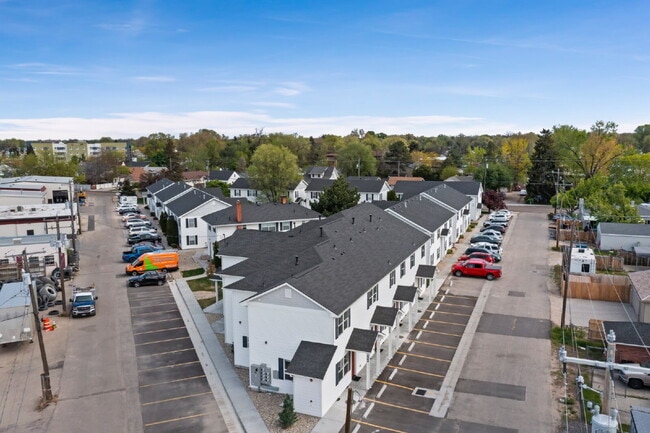 Building Photo - "Discover Comfort & Style: Spacious 3-Bed,...