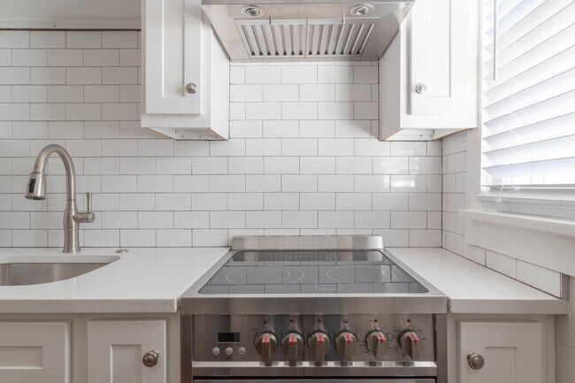 Building Photo - Beautiful Remodeled 1BD/1BTH Home In Crestwood Minutes away from the Highway!