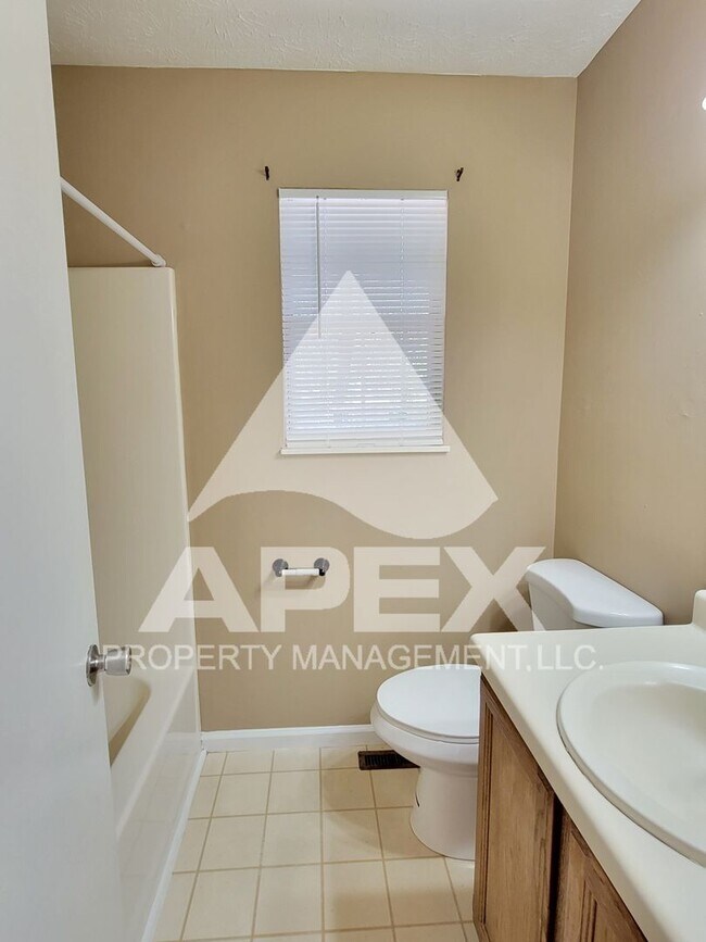 Building Photo - 3 Bed/ 2.5 Ba home w/Hardwood floors, Fireplace and oversized 1-Car Garage - WEST Knoxville!!