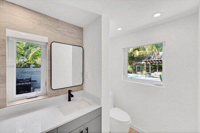 Building Photo - 863 NE 90th St