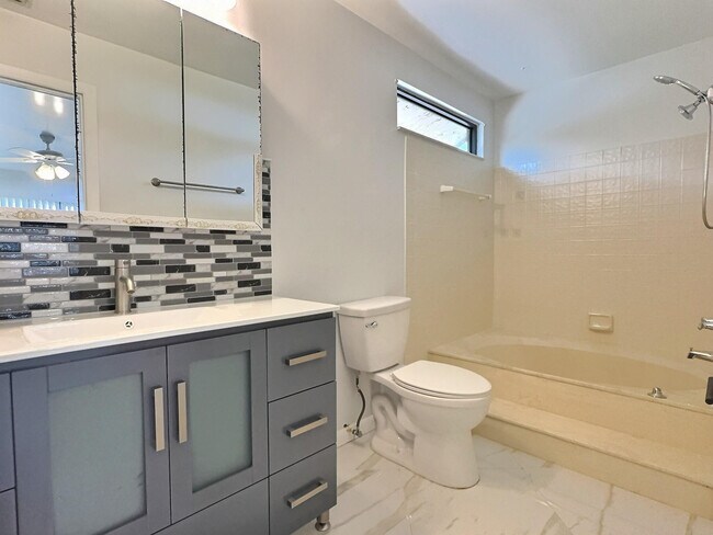 Building Photo - 2652 Riverside Dr