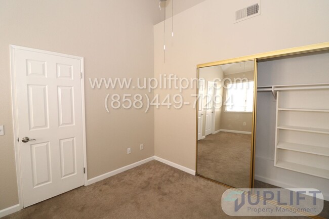 Building Photo - 2 Bed, 2.5 Bath condo w/ parking & pool!