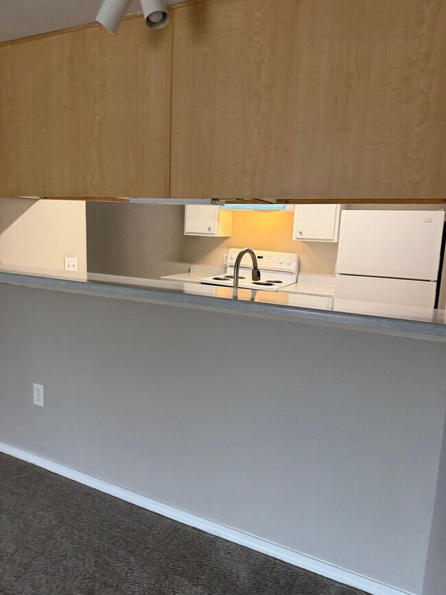 Building Photo - Top-Floor Living Starts Here! Apply by 7/11 get ONE MONTH FREE