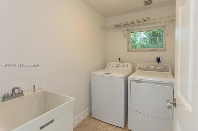 Building Photo - 425 N Shore Dr