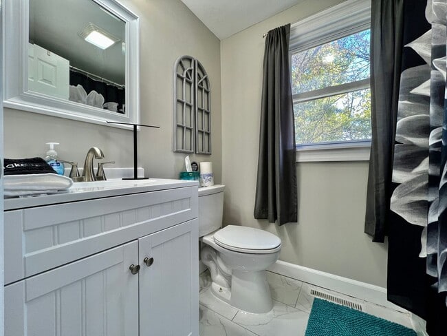 Building Photo - Beautiful 4 BDR Home - Near I-75