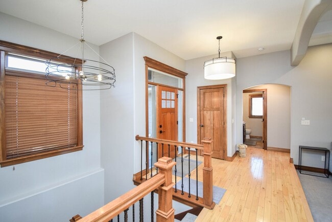 Building Photo - 2204 S Silverthorne Ave