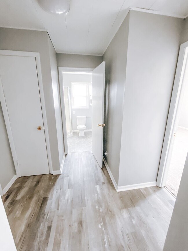 Building Photo - 3 Bedroom, 2 Bath House