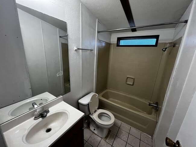 Building Photo - 220 Six Pines Rd