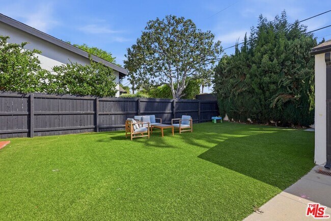 Building Photo - 1170 S Beverwil Dr