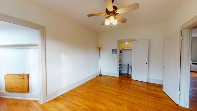 Building Photo - Top Floor Georgetown Two Bedroom in Amazing Location!