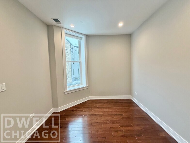 Building Photo - 1709 W Lunt Ave