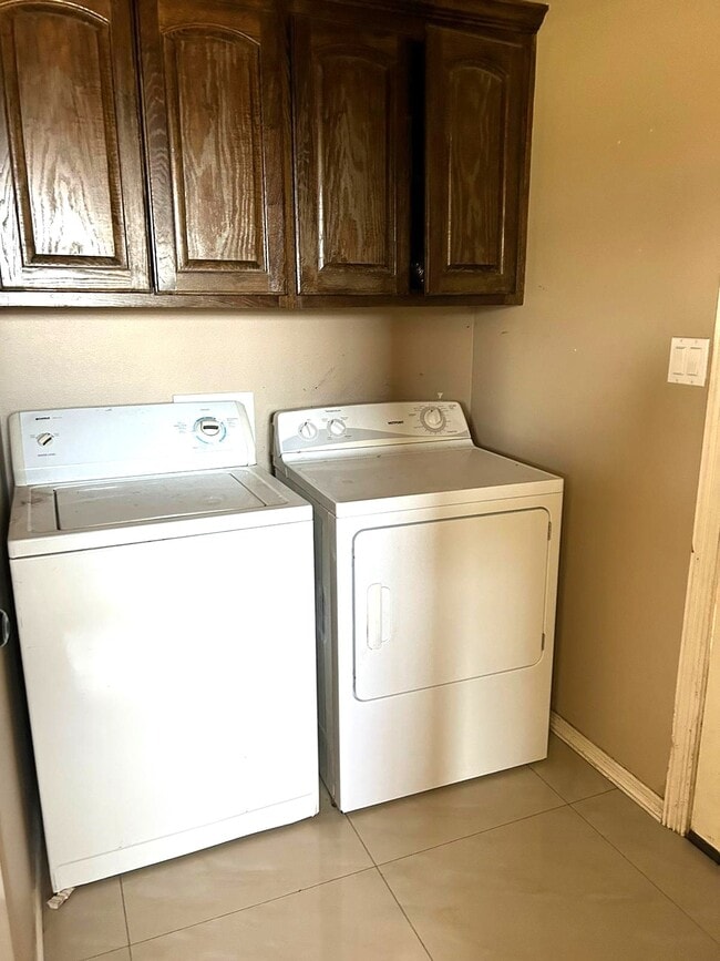 Building Photo - 207 S Ridge Ln