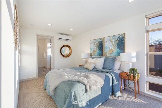 Building Photo - Modern 4-Bedroom Townhome in the Heart of ...