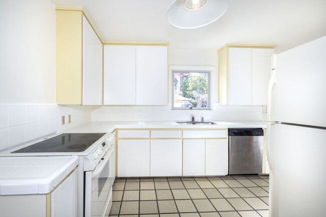Building Photo - Spacious 3 Bed, 3 Bath Home in Excellent Location- Short Term Lease