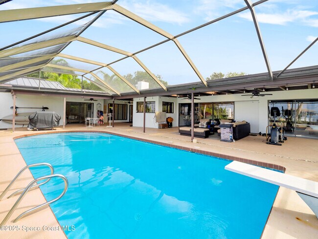 Building Photo - 165 Crispin St