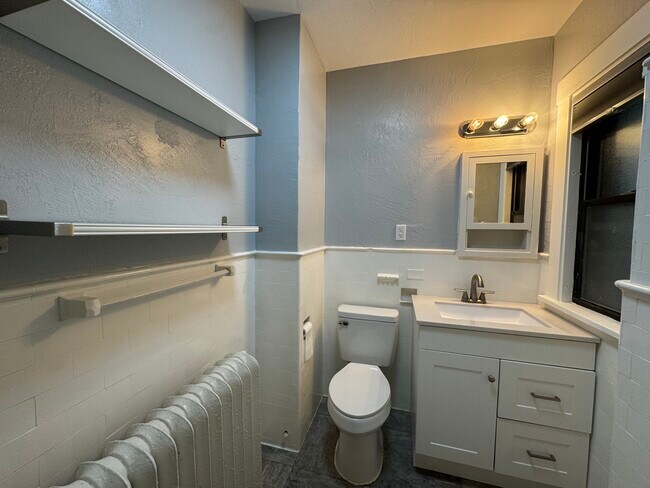 Building Photo - 2816 Broadway Ave