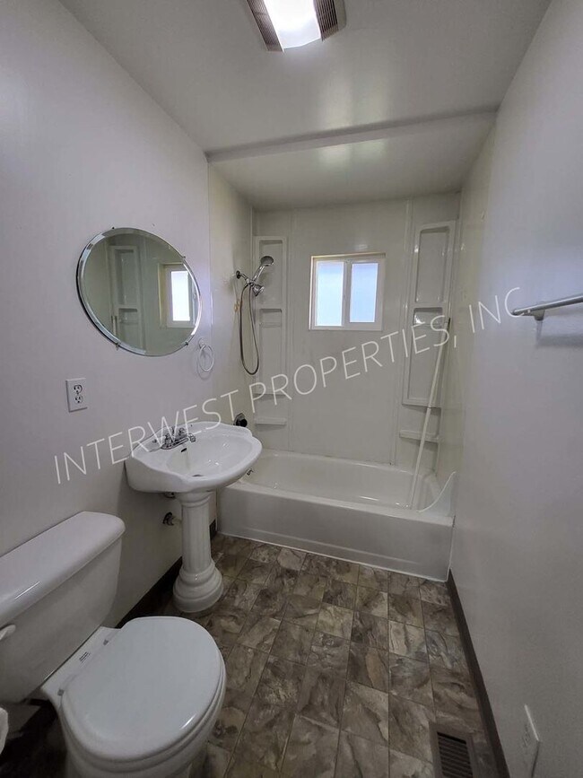 Building Photo - Charming 3 bd Home in Portland with W/D Ho...