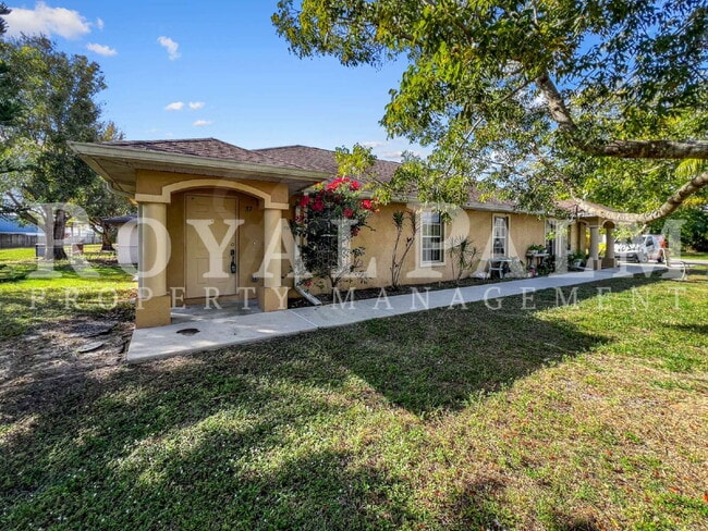 Building Photo - 2 Bed, 2 Bath Duplex on First Street – Washer & Dryer Included, Pet-Friendly, Minutes from Downto...