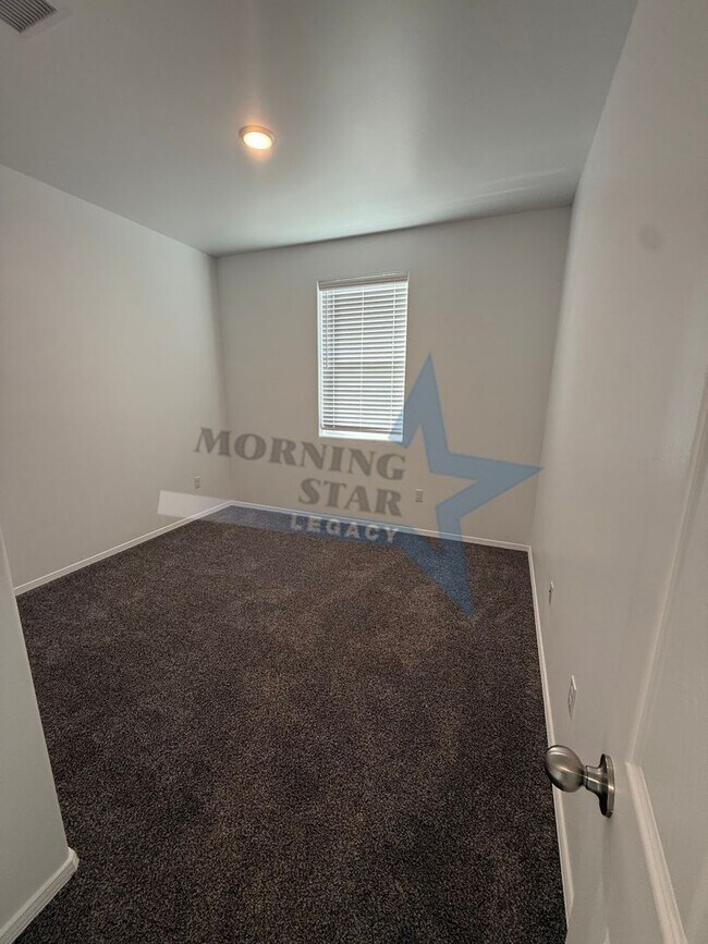 Building Photo - Newer Construction - Move in Ready!