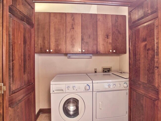 Building Photo - 842 Santa Rosa Dr