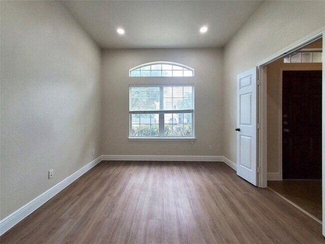 Building Photo - 14829 Fernhill Dr