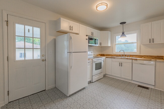 Building Photo - 43 3rd St