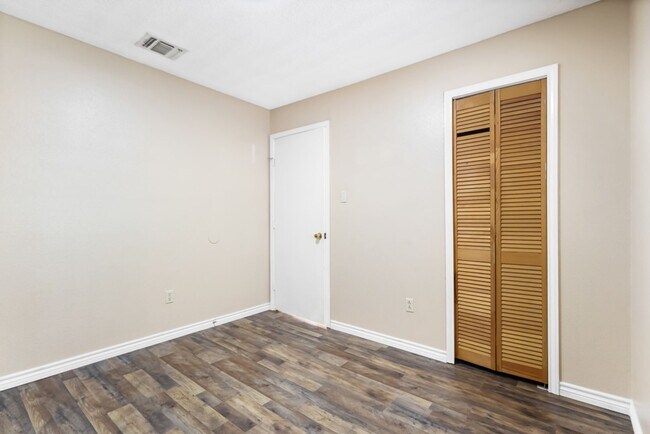 Building Photo - Move-In Ready 3-Bedroom Home in Beautiful Lakehills