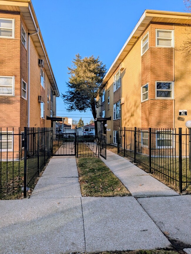 Building Photo - 406 E 109th St