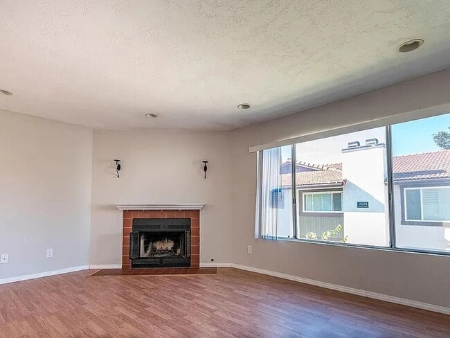 Building Photo - Spacious 3-Bed, 2-Bath upstairs Unit In a ...
