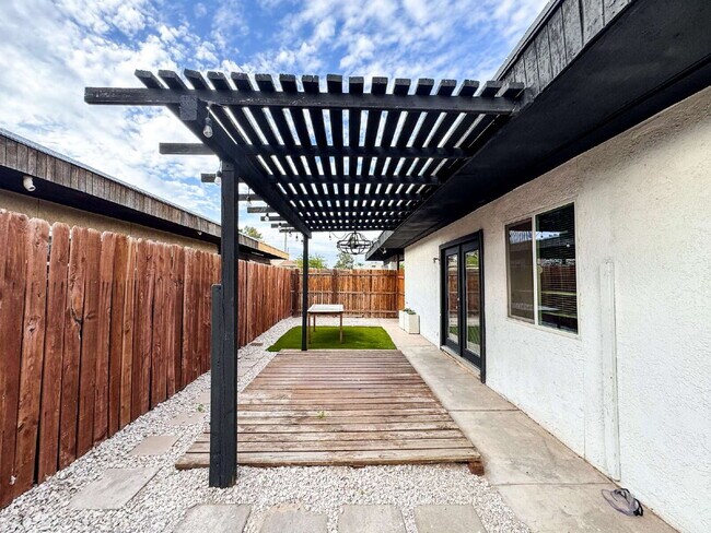 Building Photo - "Pool Home in the Center of Yuma!"