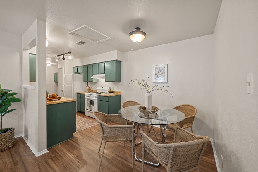 Building Photo - 703 Country Aire Dr