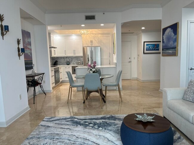 Building Photo - 801 S Olive Ave