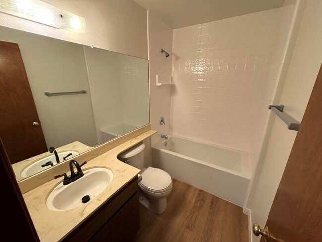 Building Photo - Spacious Central Ventura Home