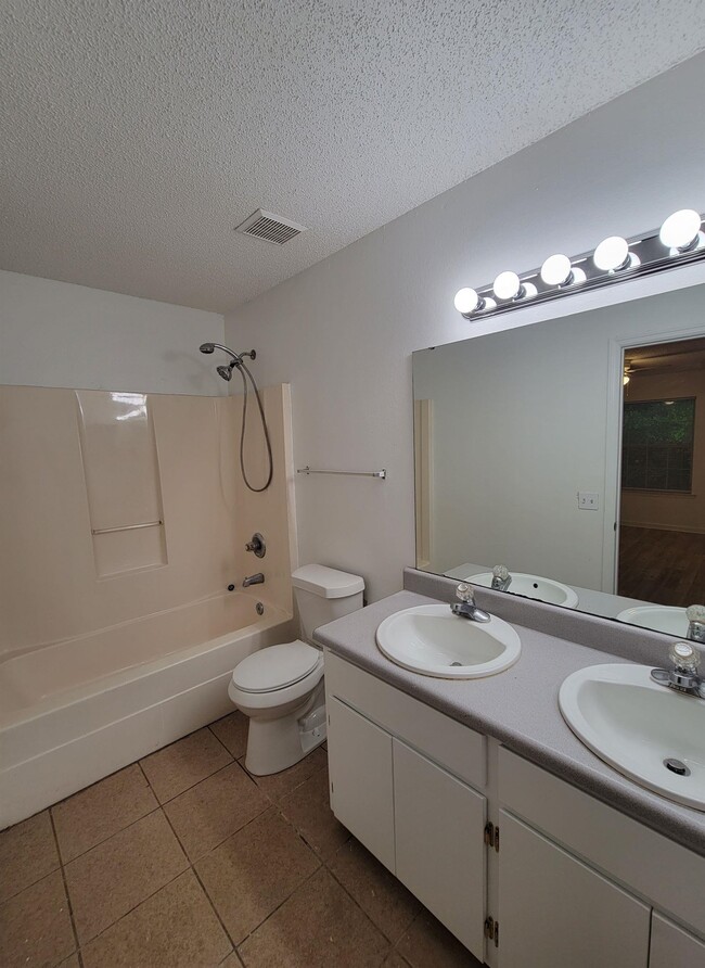 Building Photo - 1100 Greentree Ct