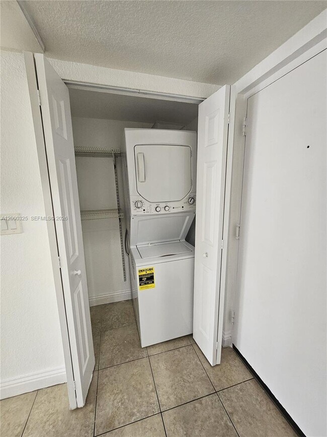 Building Photo - 8180 Geneva Ct