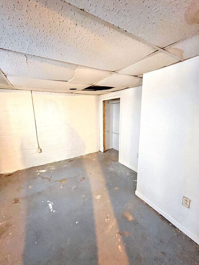 Building Photo - Charming 3-Bedroom Home / Pet-Friendly / V...